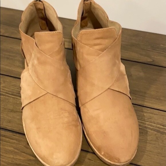 Eileen Fisher Walt cross bootie in wheat nubuck. - Picture 2 of 12